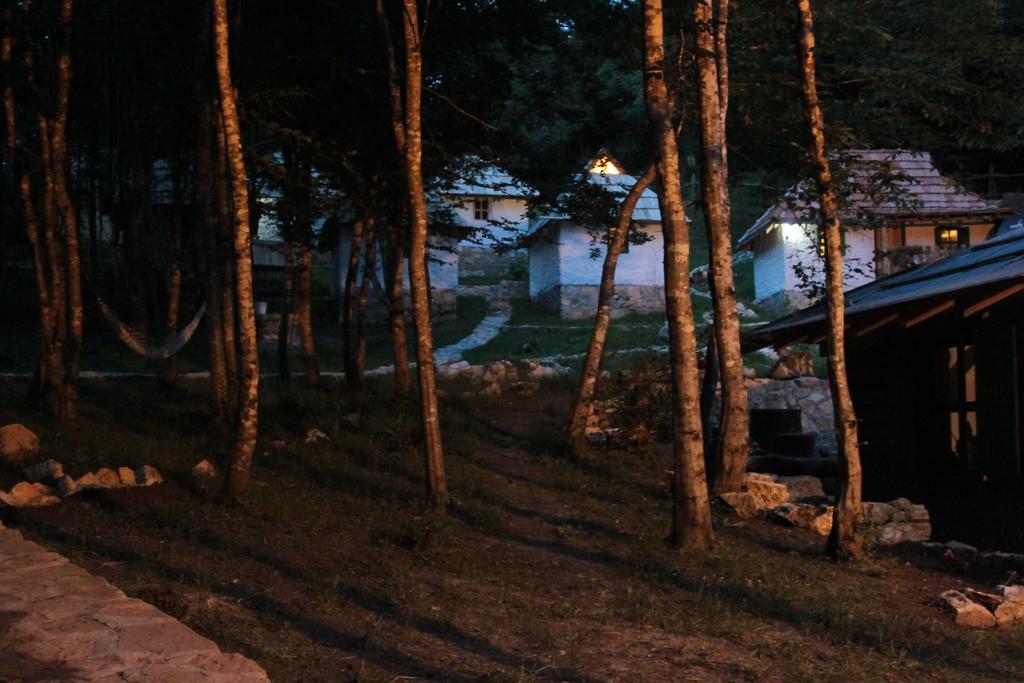 Camp Divlja Rijeka Hotel Hum Eksteriør billede