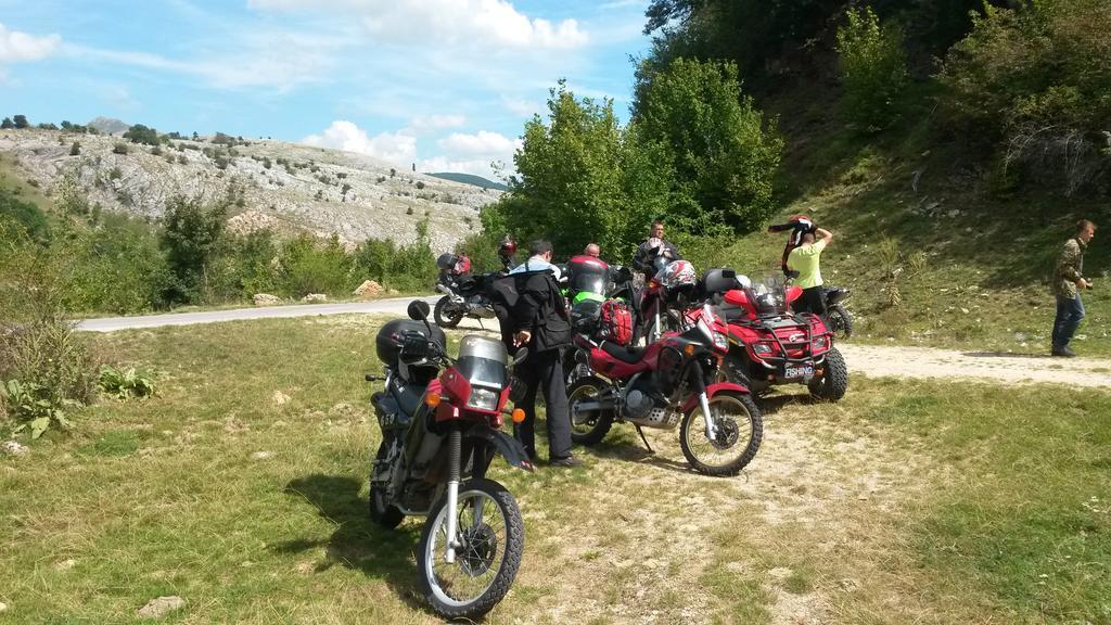 Camp Divlja Rijeka Hotel Hum Eksteriør billede